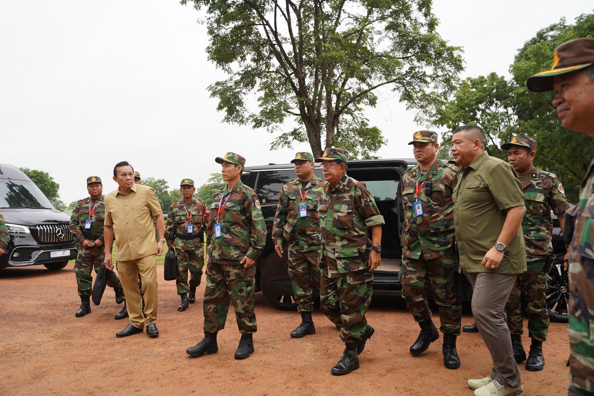 សម្តេចតេជោ ហ៊ុន សែន ចុះសួរសុខទុក្ខ និងពិនិត្យស្ថានភាពកងទ័ព កំពុងបម្រុងការពារព្រំដែន